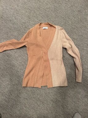 NAADAM Two-Tone Ribbed V-Neck Sweater in Camel & Beige